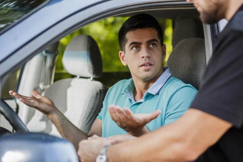Wysokie kary za jazdę motorowerem bez uprawnień: czym grożą nieprzemyślane decyzje?