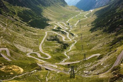 Przygoda na dwóch kółkach: odkryj najlepsze trasy motocyklowe w Rumunii
