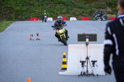Jakie są całkowite koszty kursu na motorower w 2025 roku? Przewodnik po opłatach