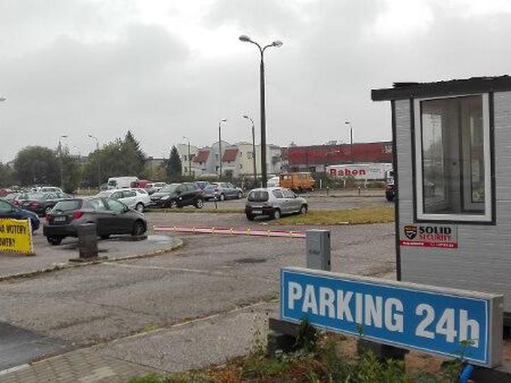 Strzeżony parking – co powinieneś wiedzieć przed zaparkowaniem?
