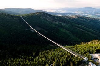 Odkrywaj najpiękniejsze miejsca i atrakcje z wiszącymi mostami w Czechach