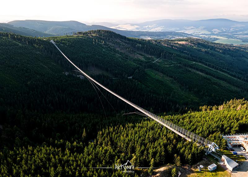 Odkrywaj najpiękniejsze miejsca i atrakcje z wiszącymi mostami w Czechach