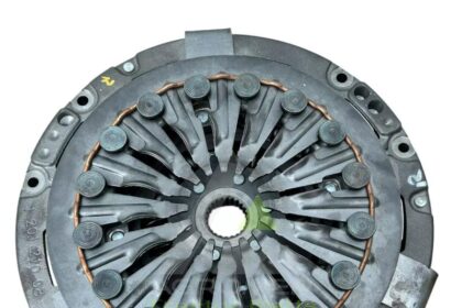 Jak prawidłowe trzymanie nogi na sprzęgle pomoże uniknąć kosztownych błędów podczas jazdy?