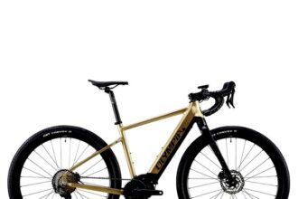 Rower elektryczny czy motorower: jakie są kluczowe różnice prawne i wymagania?